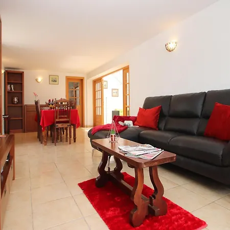 Villa Spacious In *